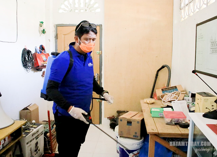 Bupati Bintan Apri Sujadi saat menyemprotkan cairan disinfektan